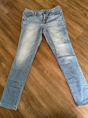 American Eagle Outfitters Light Wash Skinny Jeans